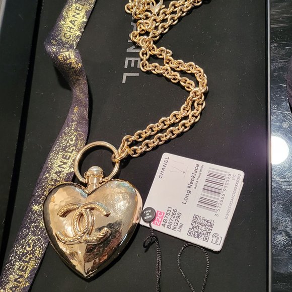 22C Chanel CC Long Necklace Heart Locket - AB7531 B07266 - Picture 3 of 16